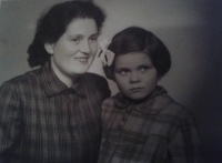Čtyřletá Jana s babičkou