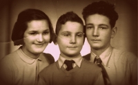 Sourozenci Hlachovi (Jan vpravo). Fotografie, kterou otec zaslal jejich matce do vězení