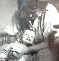 Maminka pamětnice Hana Prošková s malou Marií