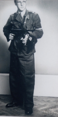 V československé uniformě se samopalem, po návratu ze SNP, 1945
