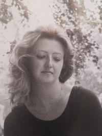 Portrétní fotografie pamětnice, jejím autorem je její budoucí manžel, Mříčí (Křemže), cca 1992