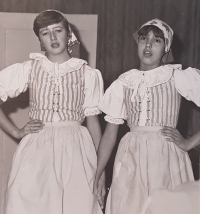 Pamětnice (vlevo) byla řadu let členkou folklorního souboru Jitřenka v Českém Krumlově , 1981