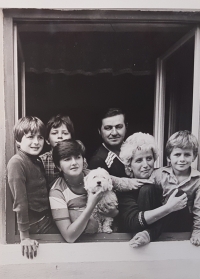 S rodinou a bratranci, se kterými vyrůstala, pamětnice uprostřed se psem, Mříčí (Křemže), počátek 80. let