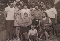 Širší rodina pamětnice, matka pamětnice nahoře čtvrtá zleva, otec třetí zprava, pamětnice dole vpravo, nad ní její prarodiče Tomáš a Alžběta Bartošovi, Mříčí (Křemže), 1972
