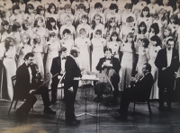Vystoupení Pěveckého sboru jihočeských učitelek s Eduardem Hakenem (úplně vpravo) a Stamicovým kvartetem v Trhových Svinech, sbor vystupuje v béžových šatech - letitém stejnokroji sboru, sbormistr Theodor Pártl uprostřed, pamětnice v druhé řadě první zleva,1983