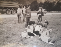 Snídaně „on the road“, zájezd Pěveckého sboru jihočeských učitelek do Švýcarska, pamětnice sedí v hloučku uprostřed, Švýcarsko, 1985