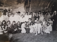 Pěvecký sbor jihočeských učitelek při zájezdu po Švýcarsku, na který si nechaly zhotovit nové šaty - v různých odstínech modré, pamětnice v horní řadě čtvrtá zleva, úplně vpravo sbormistr Theodor Pártl, kostel v Saint Légier, 1985