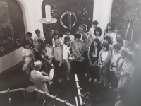 Pěvecký sbor jihočeských učitelek u hrobu Jana Amose Komenského v Naardenu, diriguje sbormistr Theodor Pártl, Nizozemí, 1988