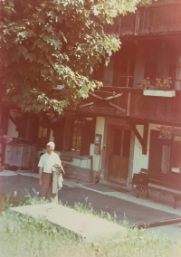 Sbormistr Theodor Pártl před chatou u Ženevského jezera, ve které byl Pěvecký sbor Jihočeských učitelek ubytován během zájezdu do Švýcarska, 1985
