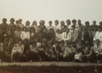 Pěvecký sbor jihočeských učitelek na zájezdu v Tallinnu, sbormistr Theodor Pártl s baretem, pamětnice ve druhé řadě čtvrtá zleva, Estonsko, 1987