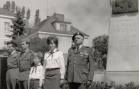Rudolf Taussig (vlevo) jako čestná stráž zastupující Britskou armádu, Zábřeh 1968