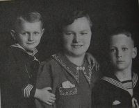 S maminkou a mladším bratrem Mirkem při návštěvě Československa, 1938