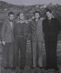 Václav Martínek spolu se spolužáky před či po složení maturity, 1946