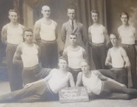 Pamětníkův otec Bohuslav (1903-1957) v roce 1927 (uprostřed)