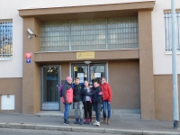 Žákovský tým před Archivem bezpečnostních složek