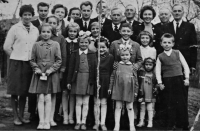 Marie Halfarová (třetí zprava nahoře) s manželem, dětmi a dalšími příbuznými, Sudice, 60. léta