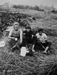 Dcera Marie Halfarové Růžena (uprostřed) s tetou a sestřenicí, 60. léta