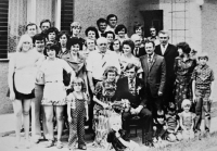 Marie Halfarová (druhá zprava uprostřed) u příležitosti rodinné svatby, 70. léta