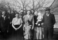 Marie Halfarová (uprostřed) s rodiči, sestrami a dalšími příbuznými, Rohov, konec 40. let