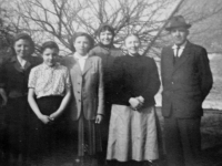 Marie Halfarová (uprostřed) s rodiči a dalšími členy rodiny, Rohov, konec 40. let