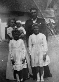 Bratr Marie Halfarové Emil s rodinou, konec 50. let