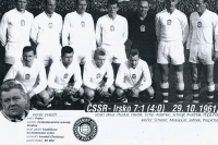 Před zápasem s Irskem, zleva: Pluskal, Hledík, Tichý, Adamec, Schrojf, Kvašňák, Popluhár, klečící: Sherer, Masopust, Jelínek, Pospíchal, 1961