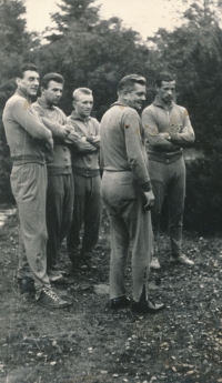Soustředění v Houšce u Staré Boleslavi, zleva: Kvašňák, Kouba, Jelínek, Vytlačil, Buberník; před zápasem s Rakouskem po MS 1962