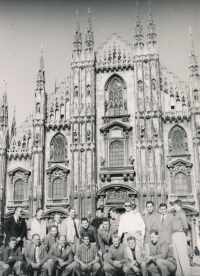 Zastávka v Miláně na cestě do Chile 1962, Jelínek třetí zleva, klečící