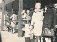 Manželka a dcera Josefa Jelínka, chystají se ho vítat z návratu z New Yorku, 1962