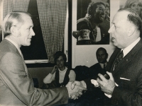Majitel klubu Go Ahead Deventer přeje Josefu Jelínkovi, 28.listopad 1971