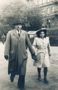 Milena Urbánková Borská za protektorátu s otcem na procházce Prahou