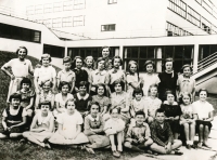 Francouzská škola cca 1935-36. Pamětnice v první řadě čtvrtá zleva