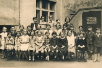 Francouzská škola cca 1933-34. Pamětnice v prostřední řadě, pátá zprava.