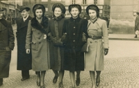 S přítelkyněmi před válkou 1939, pamětnice první zprava