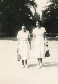 Pamětnice s Hedou Třešňákovou, u které se ukrývala, 1945-46.
