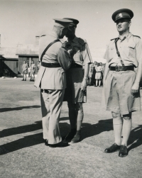 Otec vpravo, dostává vyznamenání, Egypt, Alexandrie, 1945