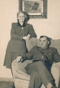 Rodiče, první společné foto po návratu z války, 1945