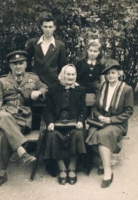Setkání rodiny po válce v květnu, maminka Evy vpravo, otec vlevo, jeho matka uprostřed