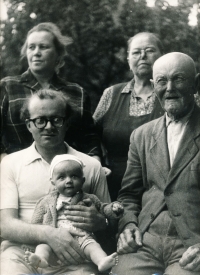 Václav Štěpán in a contemporary photo with his parents, wife and child