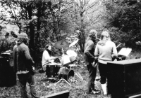Kapela Invalid Band (Brix Bar Band) (Uničov – Libina) na undergroundovém festivalu na Třemešku pořádaném v roce 1985 v rámci narozenin Antonína Mikšíka