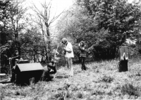 Kapela Invalid Band (Brix Bar Band) (Uničov – Libina) na undergroundovém festivalu na Třemešku pořádaném v roce 1985 v rámci narozenin Antonína Mikšíka