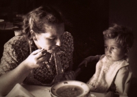Olga Hlachová se svým prvorozeným synem