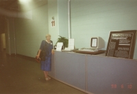 Květa Málková uvnitř centrály svědků se systémem MEPS, který vymysleli