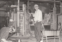 Manžel Alfred Med při práci ve sklárně ve Svoru