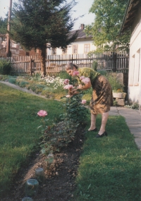 Před domem svých rodičů v Rousínově, asi 1997