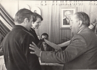Spolu s manželem přebírají ocenění pro nejlepší pracovníky sklárny ve Svoru, 1968