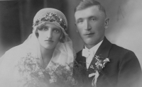 Svatební fotografie rodičů pamětnice, Adolfa a Hedviky Brosigových