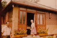Ulrichovi před chatou v Bolevci, 1984