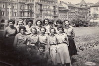 Jiřina Vrkoslavová - Ulrichová, prostřední řada, druhá zprava, 1958