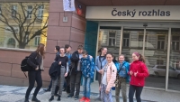 Both teams from Jiráskovy sady elementary school in front of Czech Radio